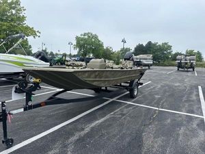 Tracker Grizzly 1754 SC 2024 Tracker Grizzly 1754 SC boat on trailer in parking lot.