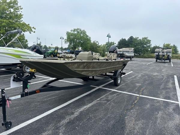 Tracker Grizzly 1754 SC 2024 Tracker Grizzly 1754 SC boat on trailer in parking lot.