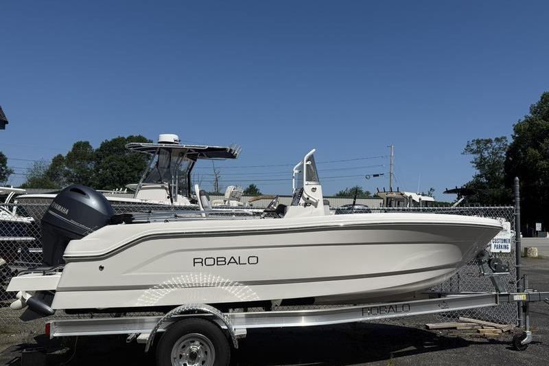 2025 Robalo R160