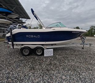 2017 Robalo R207 Dual Console