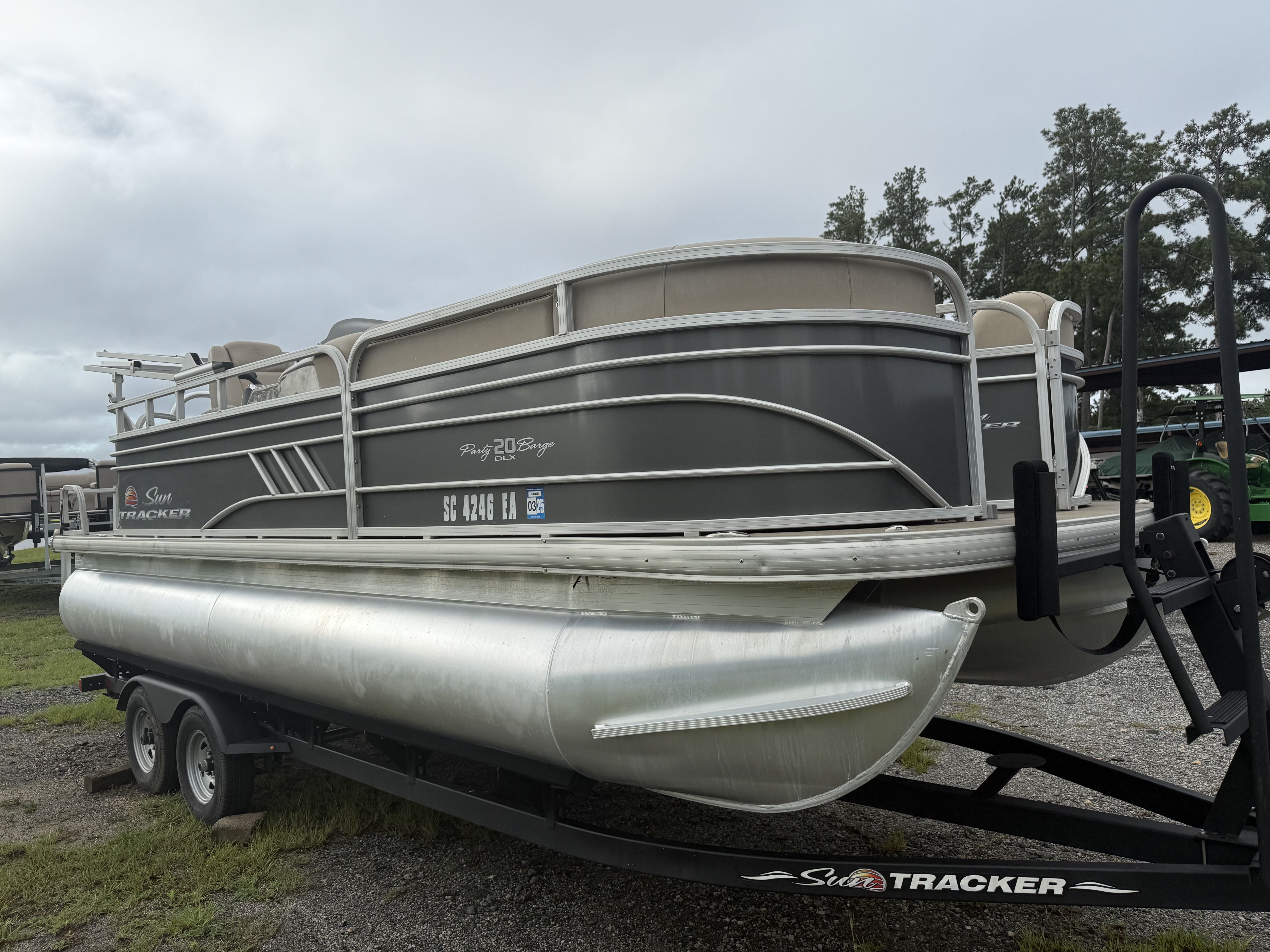 Sun Tracker Party Barge 20 DLX