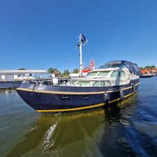 Linssen Grand Sturdy 460 Stabi Linsen Grand Sturdy 460 yacht, 1999 model, docked in a marina under clear blue skies.