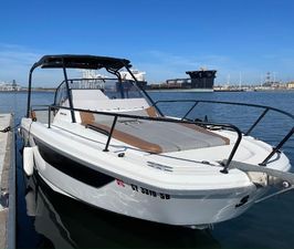 Beneteau Flyer 8 SUNdeck 2021 Beneteau Flyer 8 SUNdeck boat docked at a marina.