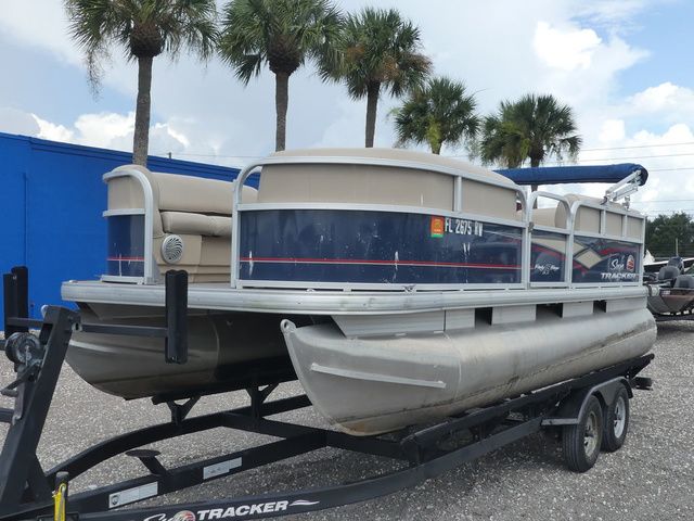 2019 Sun Tracker Party Barge 18 DLX