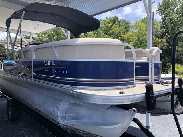 Sun Tracker Party Barge 22 DLX
