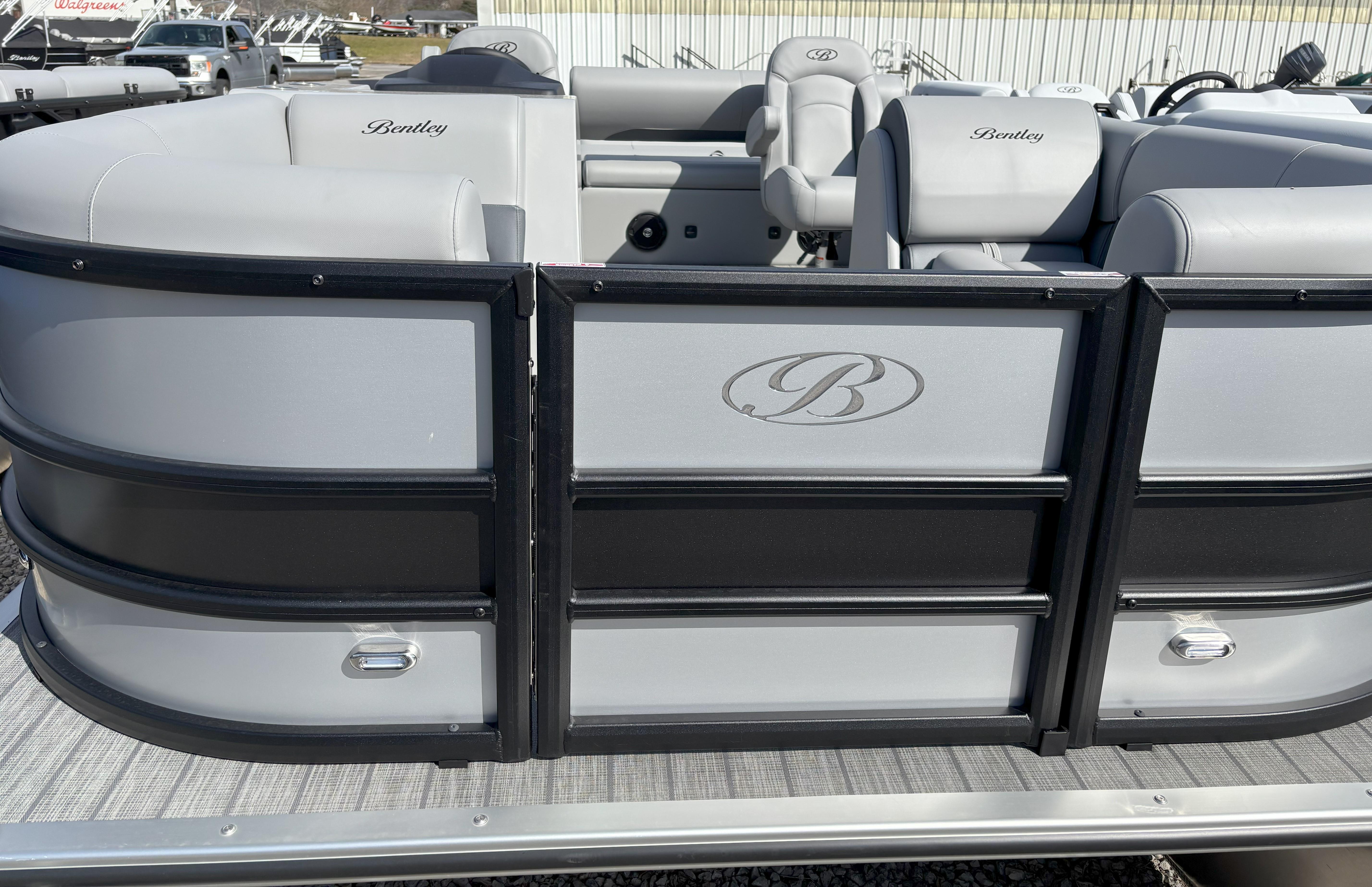 2025 Bentley Pontoons Legacy 200 Swingback