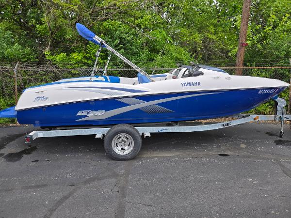2004 Yamaha Boats LX210