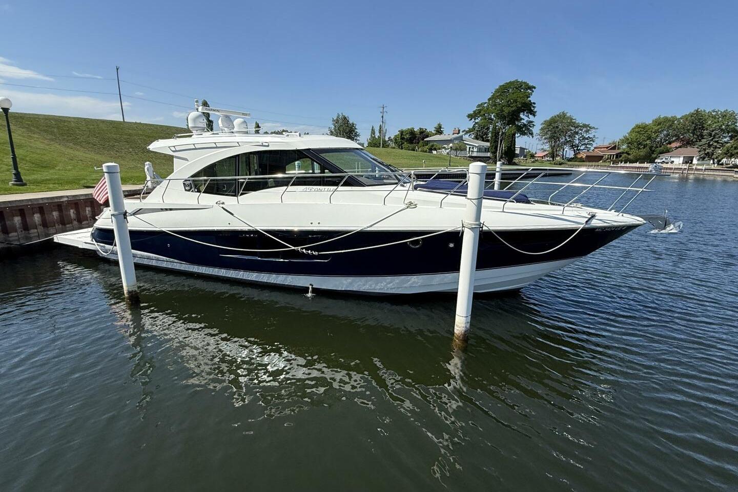 2013 Cruisers Yachts Cantius