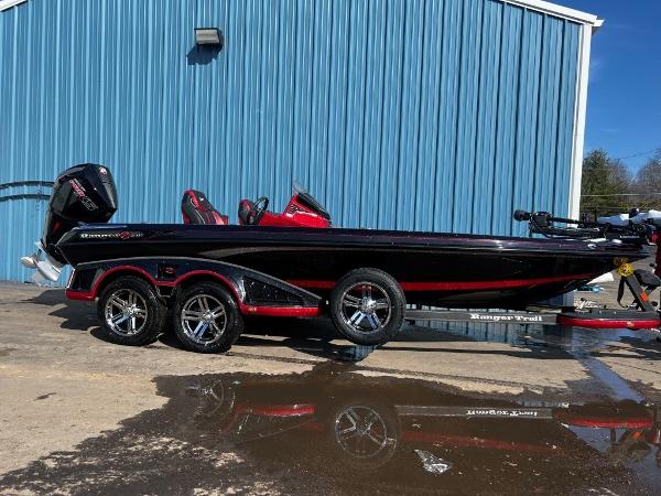 Ranger Z520R Ranger Cup Equipped 2023 Ranger Z520R Ranger Cup Equipped boat parked outside a blue building.