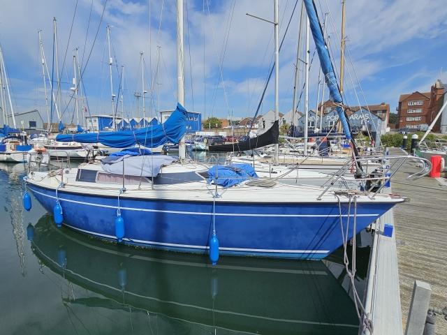 Van De Stadt Prospect 900 Blue 1979 Van De Stadt Prospect 900 sailboat docked in a marina.