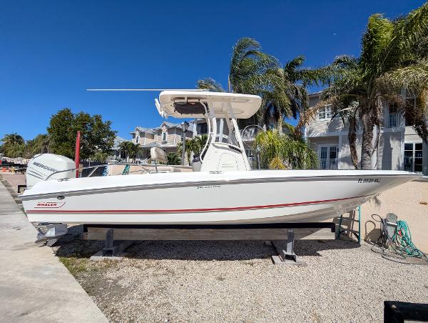 2017 Boston Whaler 240 Dauntless