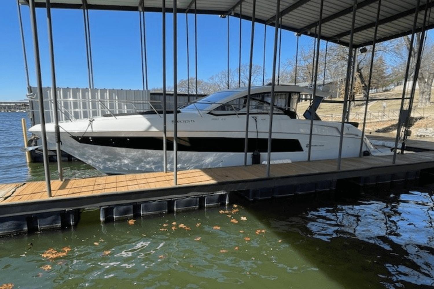 Cruisers Yachts 390 Express Coupe