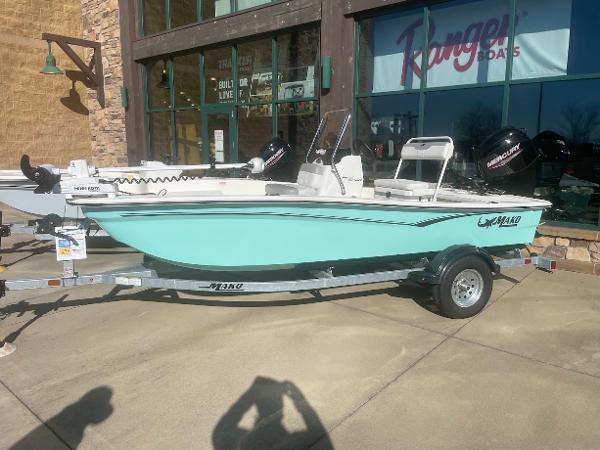 Mako Pro Skiff 15 CC 2025 Mako Pro Skiff 15 CC boat on trailer, displayed outdoors.