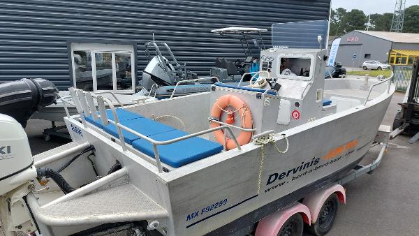 Bord a Bord Dervinis 620 Pro 2019 Bord a Bord Dervinis 620 Pro boat on trailer, featuring blue seating and safety equipment.