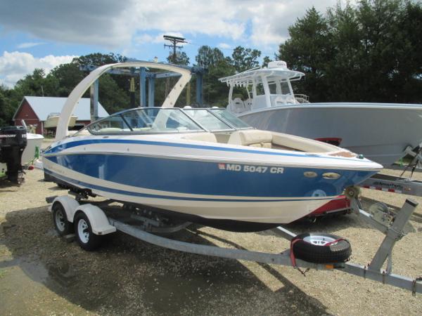 Regal 2300 Bowrider Starboard Bow