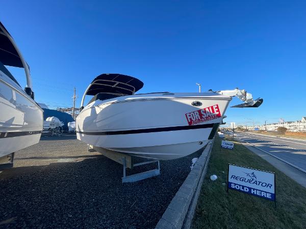 Four Winns H6 OB 2025 Four Winns H6 OB boat for sale, displayed outdoors with a "For Sale" sign.