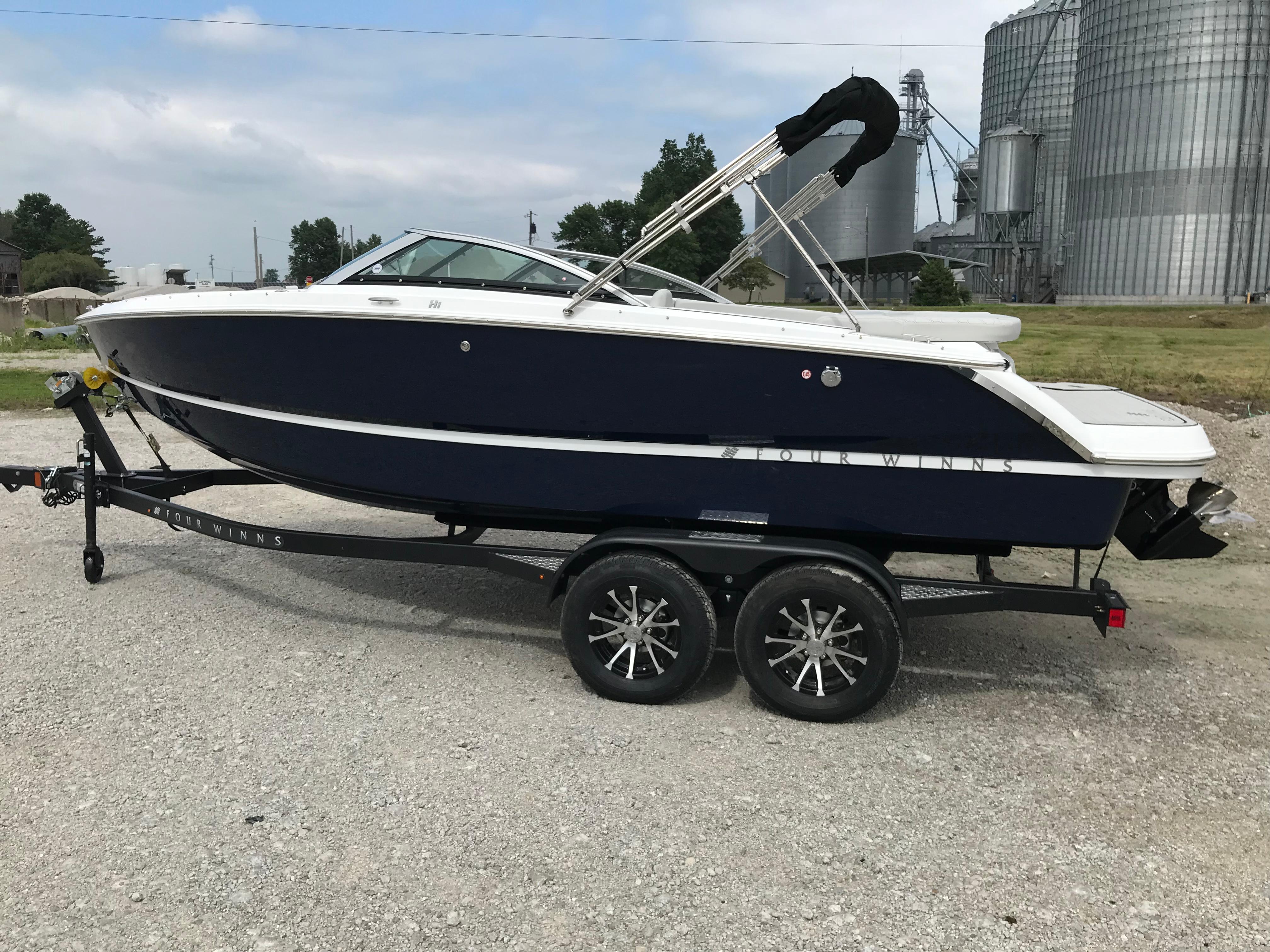 Four Winns H-1 FREEDOM 2026 Four Winns H-1 FREEDOM boat on trailer, parked outdoors.