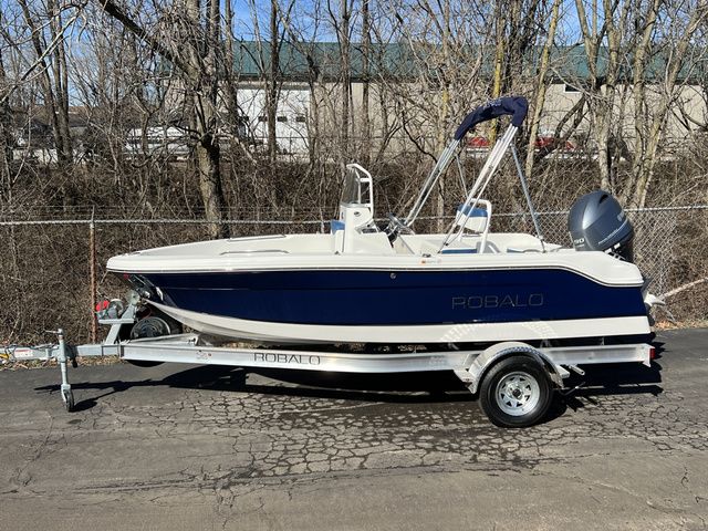 Robalo R160 Center Console