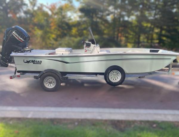Mako Pro Skiff 17 CC 2025 Mako Pro Skiff 17 CC boat on trailer, outdoors.
