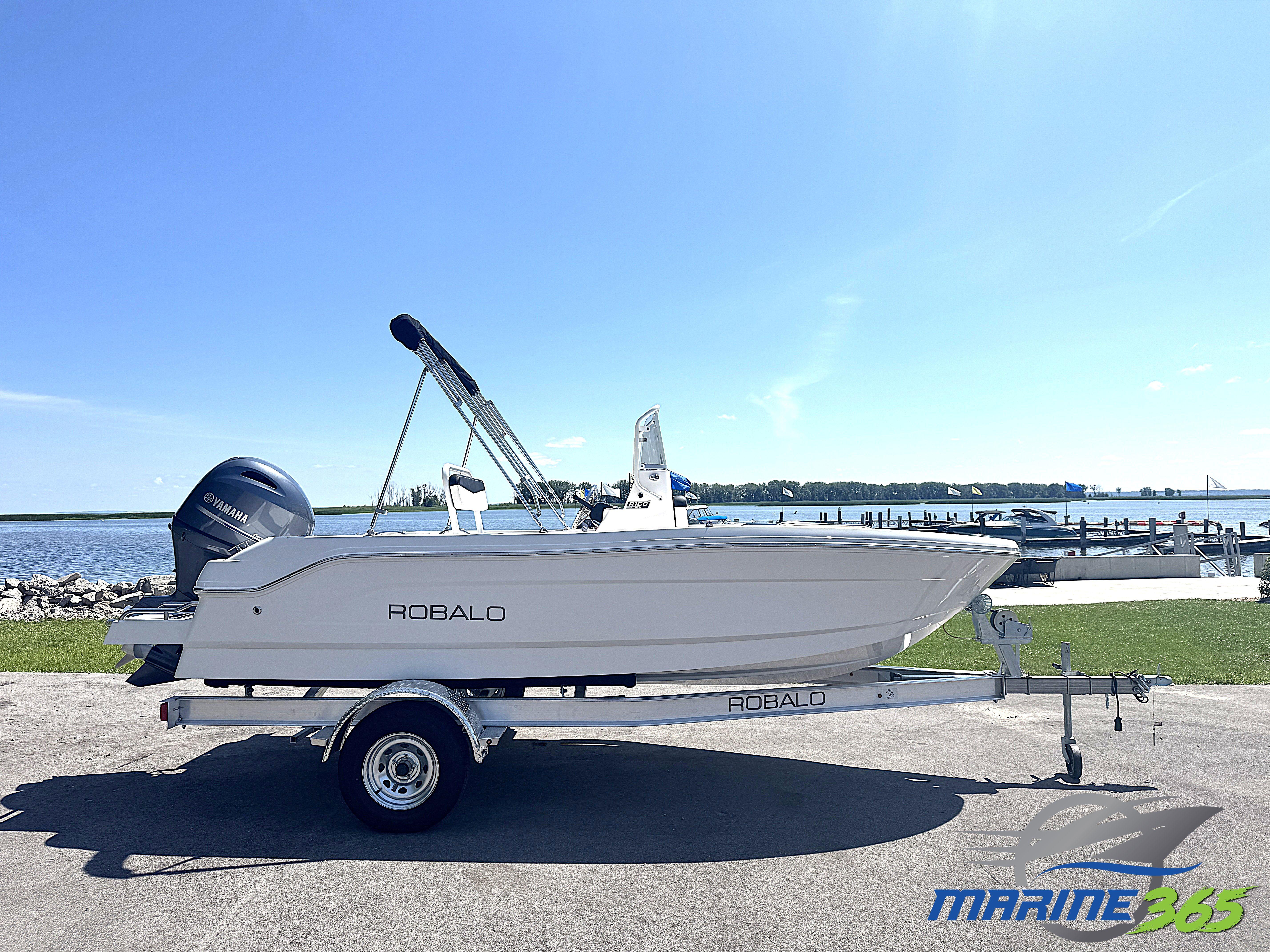 2025 Robalo R160 Center Console