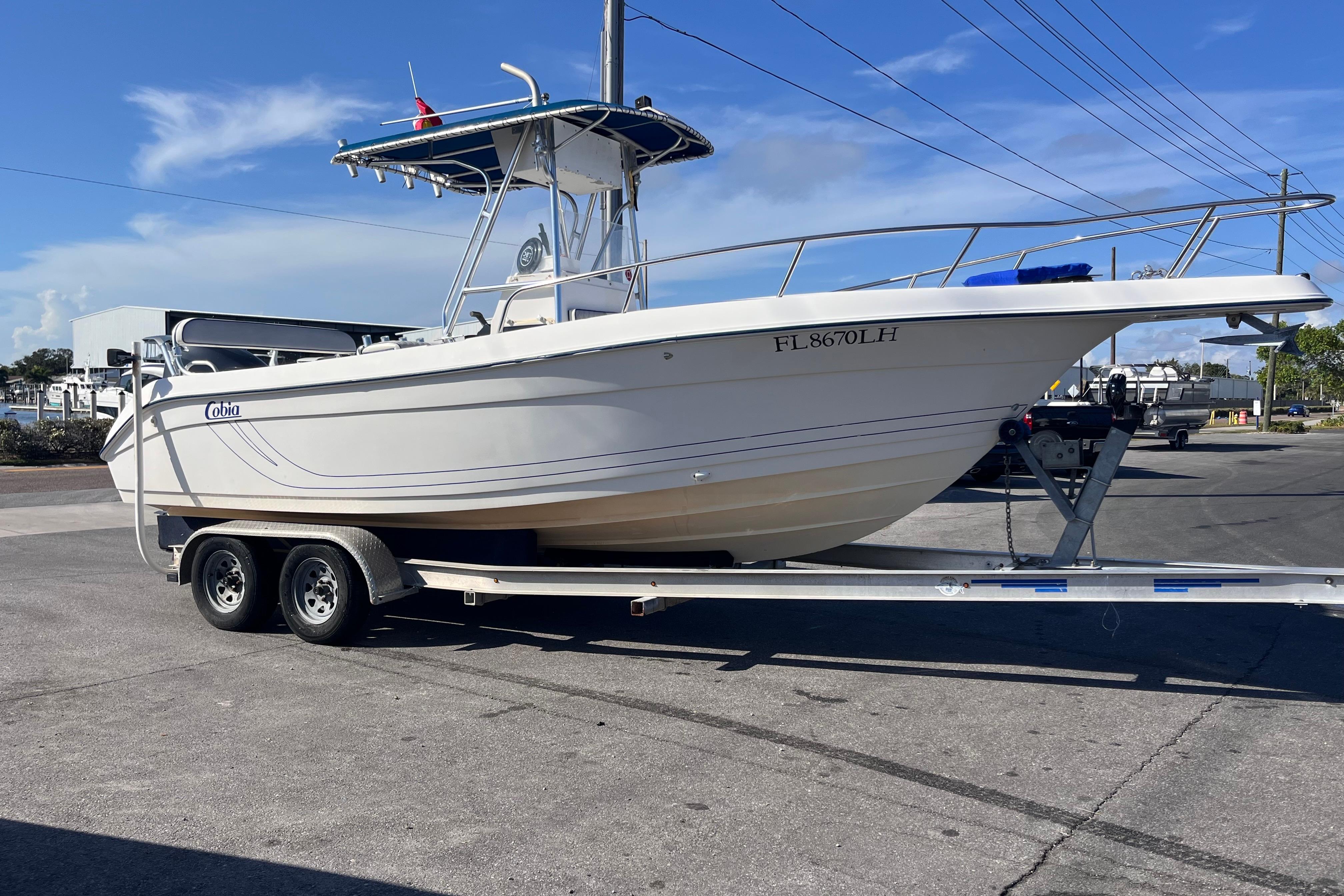 2000 Cobia 234 Center Console