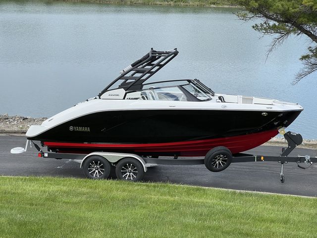 2025 Yamaha Boats 222SE Only 1 Black Left!
