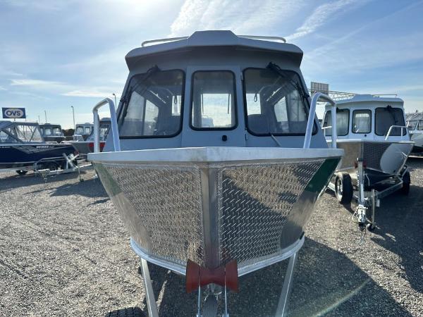 Hewescraft 210 Sea Runner HT w/ET 2024 Hewescraft 210 Sea Runner HT w/ET boat, front view, parked on gravel lot.