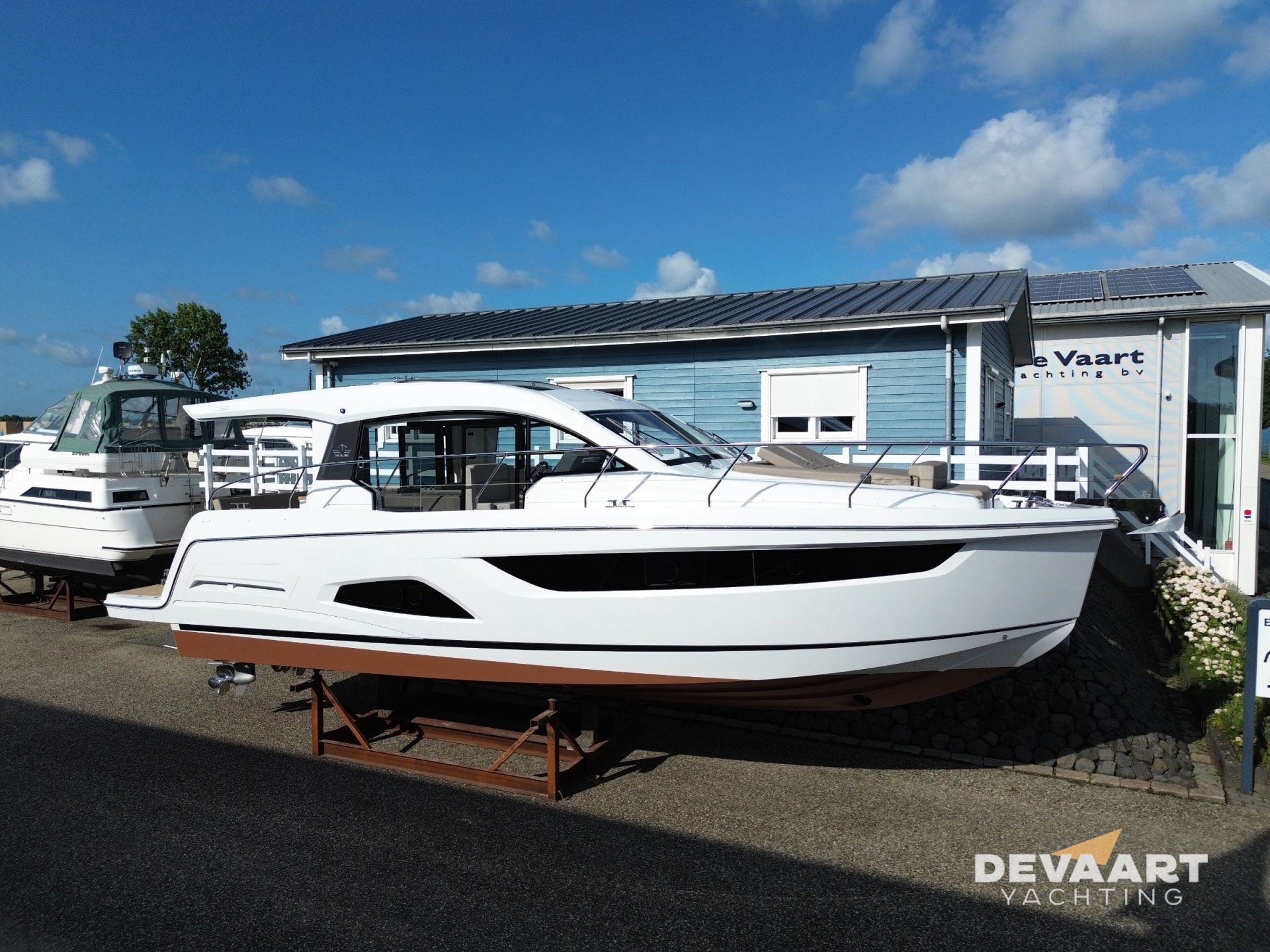 2025 Sealine C390