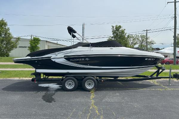 Rinker Captiva 246 BR 2014 Rinker Captiva 246 BR boat on trailer, parked outdoors.
