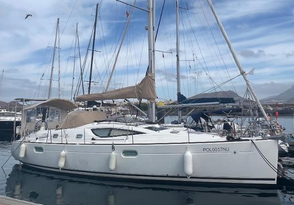 Jeanneau Sun Odyssey  42 DS 2006 Jeanneau Sun Odyssey 42 DS sailboat docked in a marina, with clear skies above.