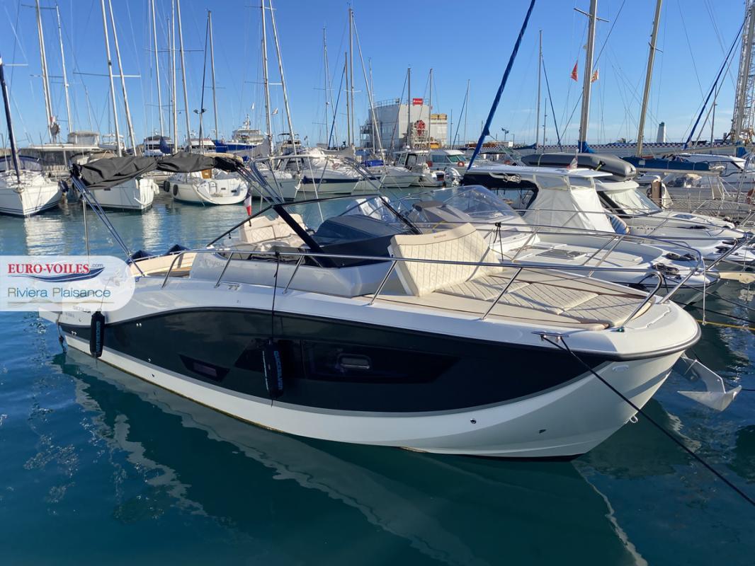 Quicksilver Activ 875 Sundeck
