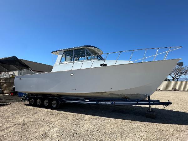 Custom Hueneme Boat Works 1992 Custom Hueneme Boat Works on trailer in outdoor storage.