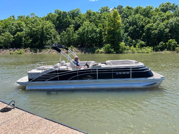 Bennington 2575 QCW I/O 2014 Bennington 2575 QCW I/O pontoon boat on a calm lake.