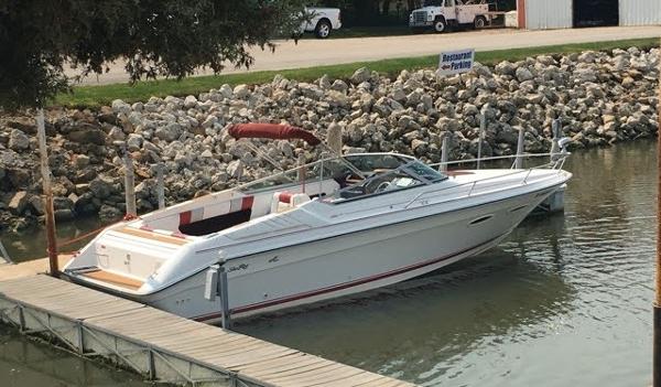 Sea Ray 260 Cuddy Cabin 1990 Sea Ray 260 Cuddy Cabin boat docked by rocky shoreline.