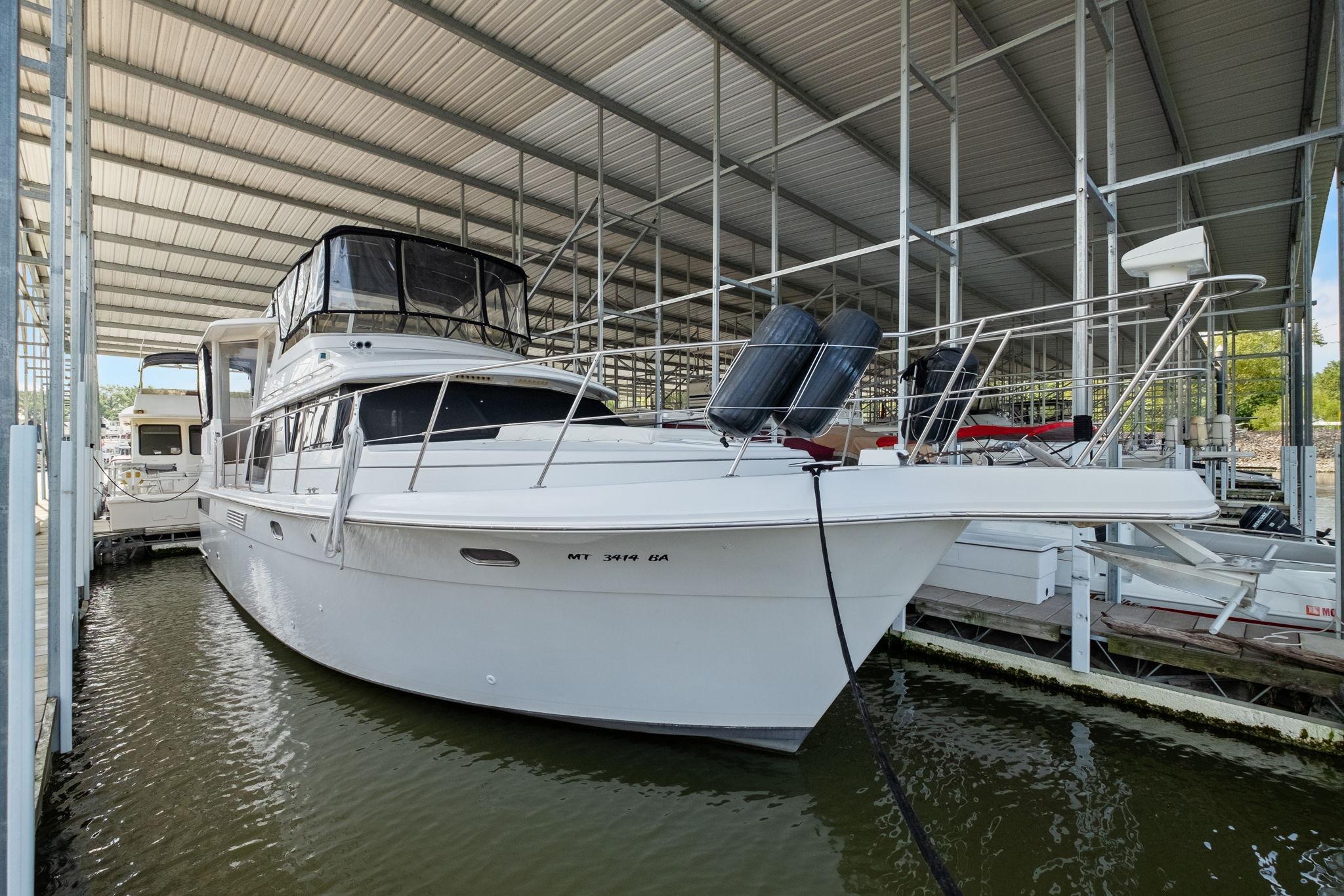 1996 Carver 440 Aft Cabin Motor Yacht