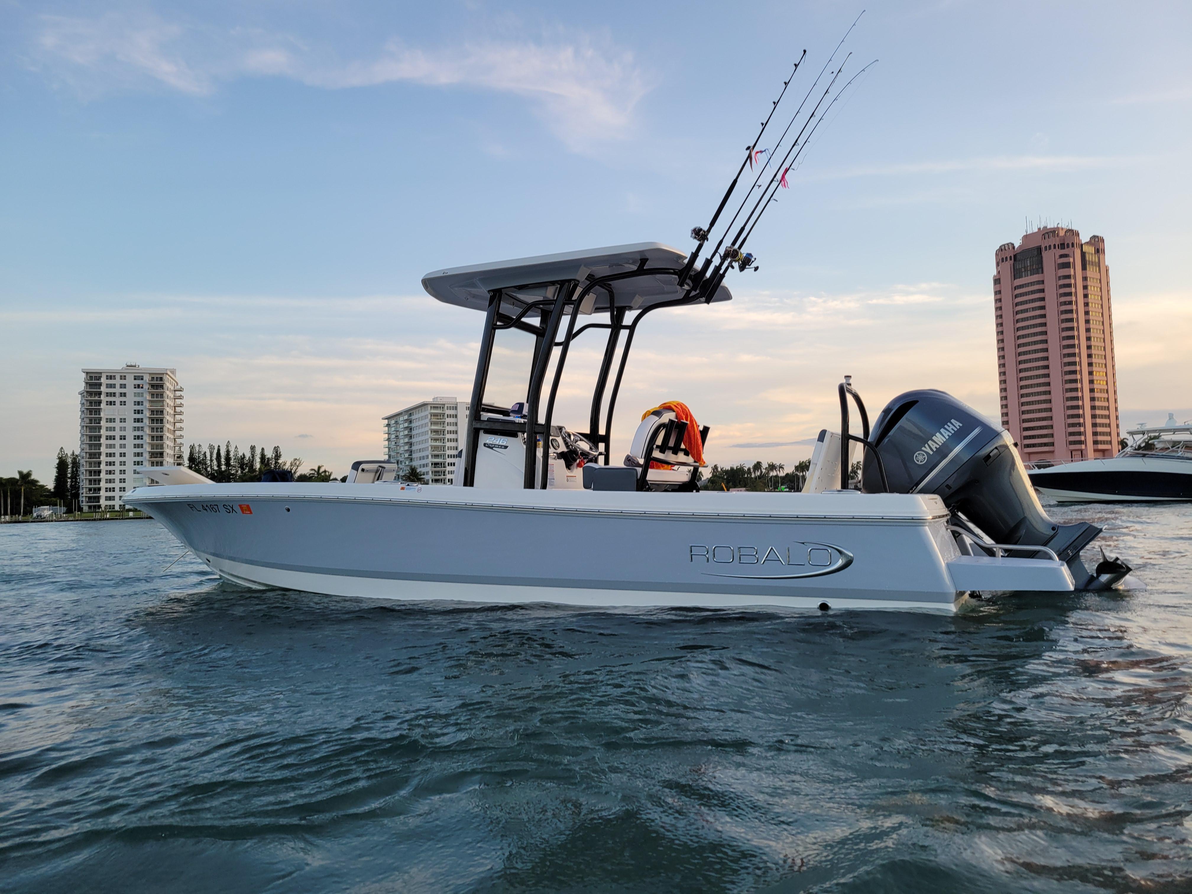 2021 Robalo 246 Cayman
