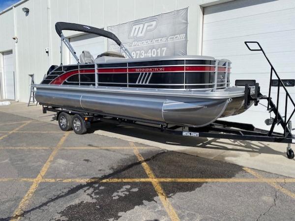 Bennington 25LSB 2023 Bennington 25LSB pontoon boat on trailer outside dealership.
