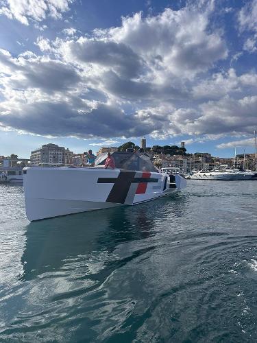 Evo Yachts R6+ 2025 Evo Yachts R6+ in marina, under partly cloudy sky.