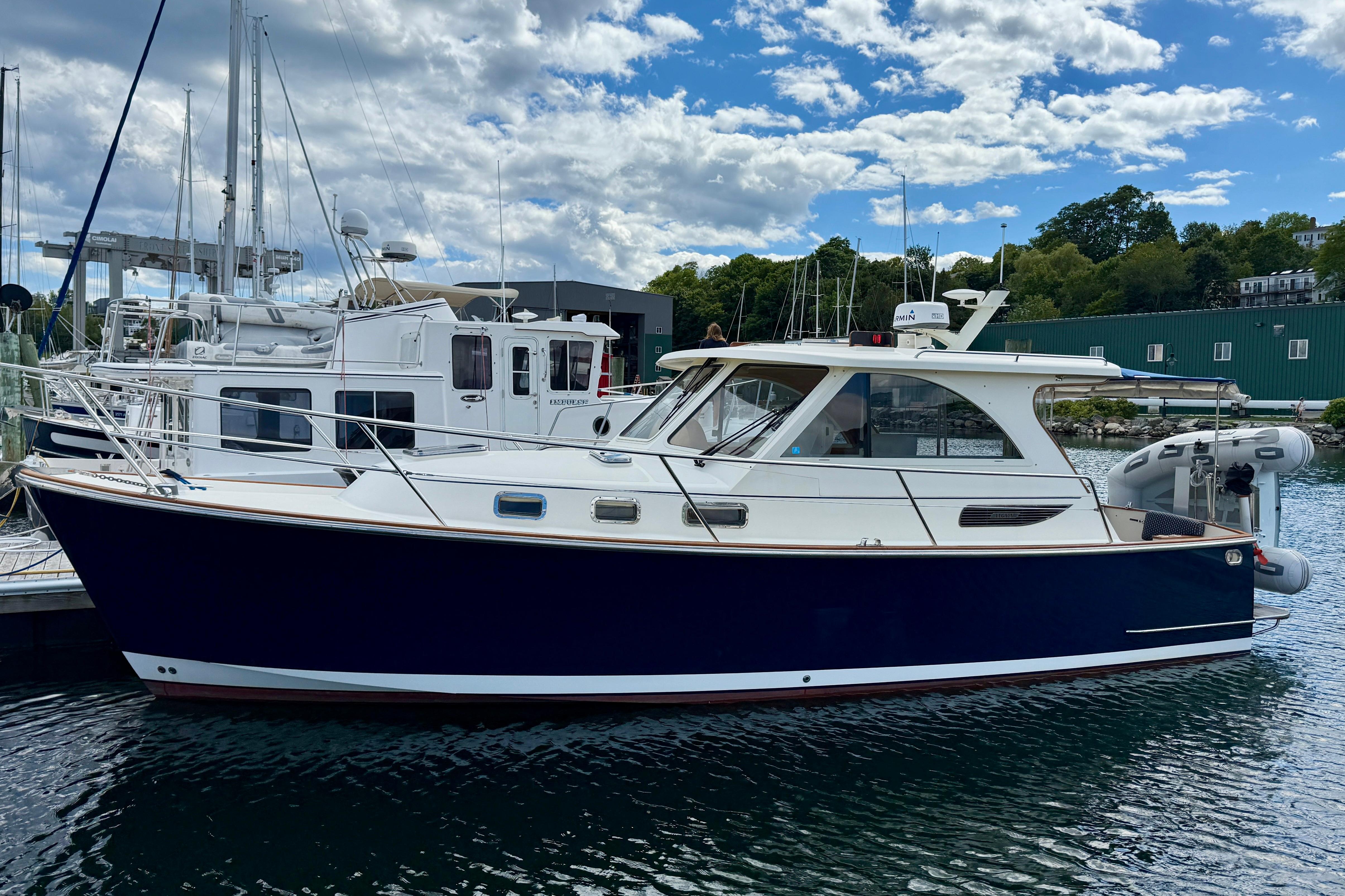 2007 Legacy Yachts 32 Sedan
