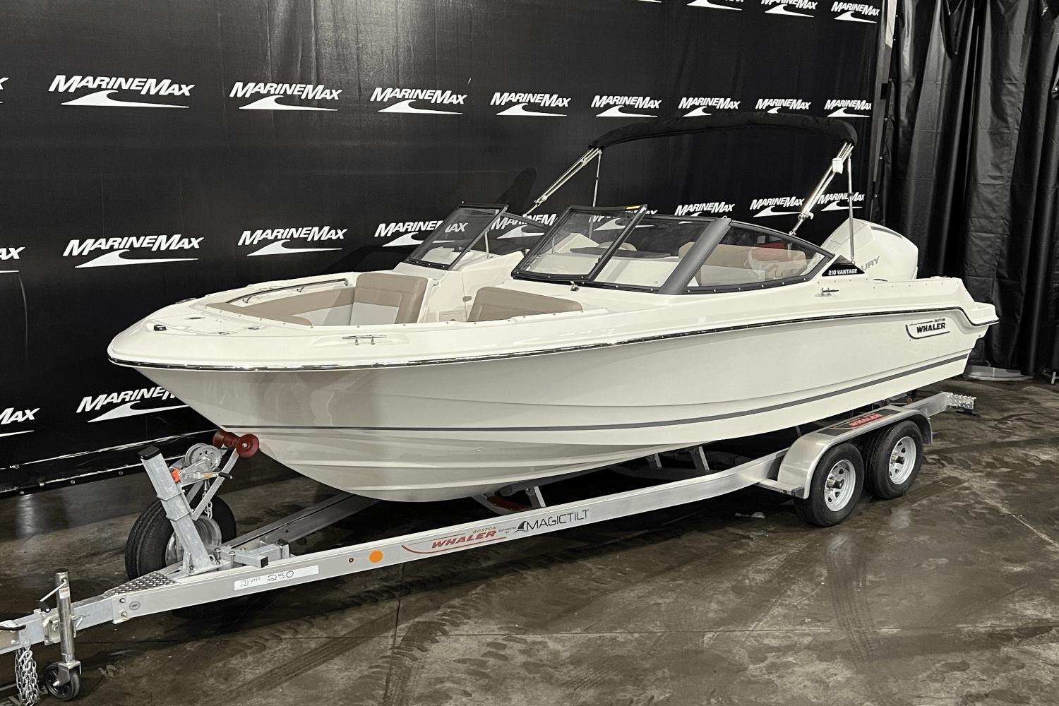 2024 Boston Whaler 210 Vantage