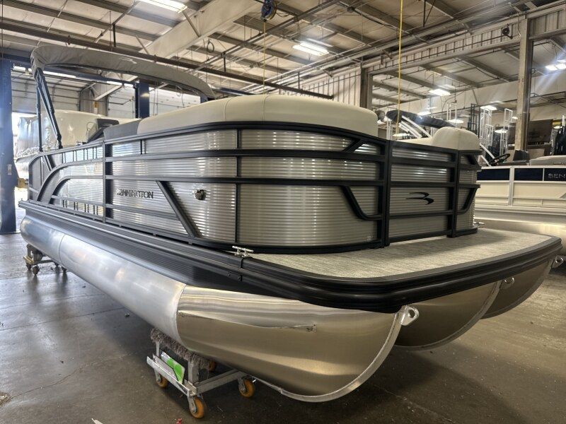 Bennington 22SSRSFe SPS 2026 Bennington 22SSRSFe SPS pontoon boat in a showroom, showcasing sleek design and craftsmanship.