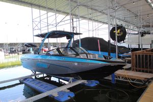 Malibu Wakesetter 25 LSV 2021 Malibu Wakesetter 25 LSV boat docked in a marina.