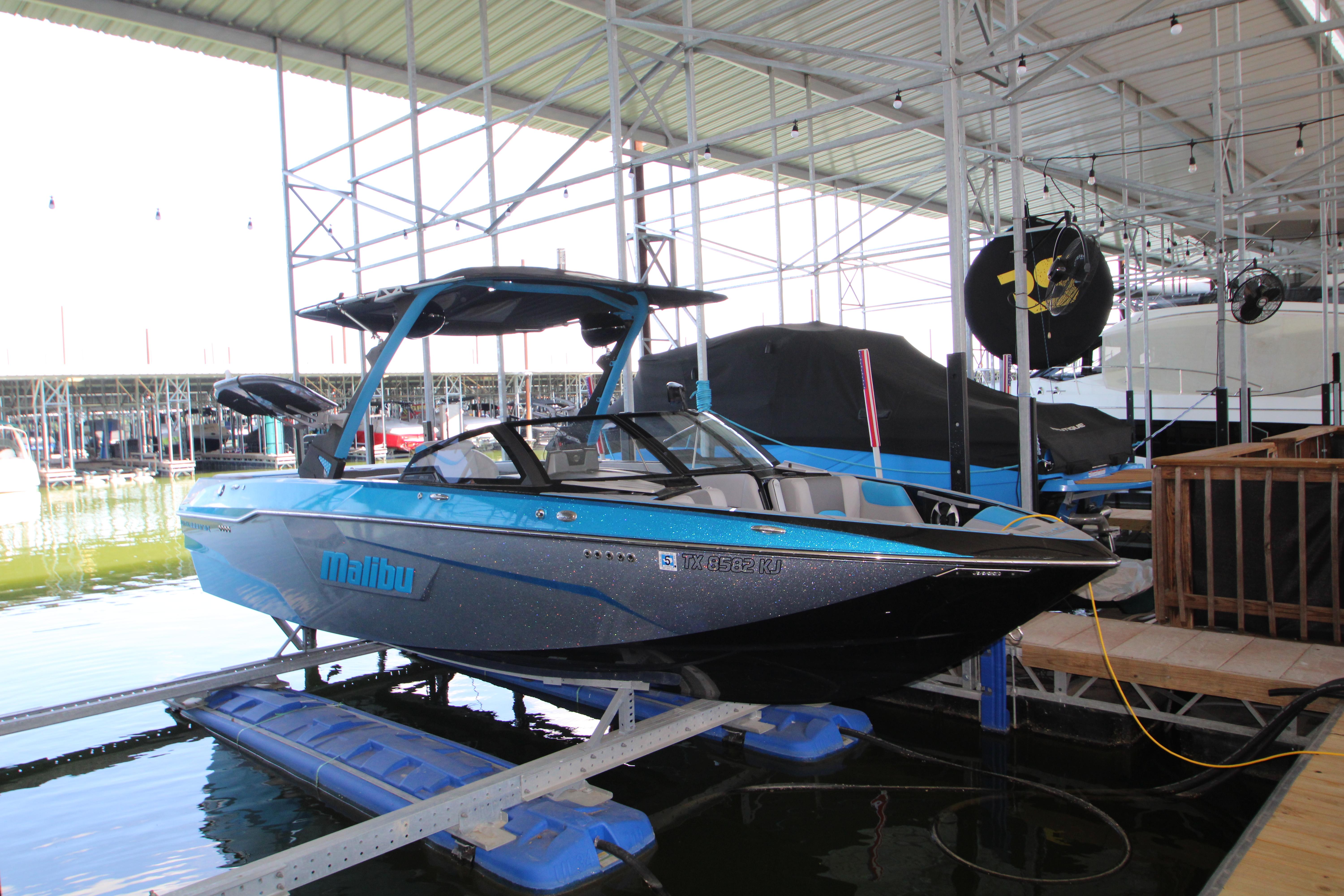 Malibu Wakesetter 25 LSV 2021 Malibu Wakesetter 25 LSV boat docked in a marina.