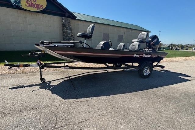 Tracker Bass Tracker Classic XL 2026 Tracker Bass Tracker Classic XL boat on trailer, parked outside a building.
