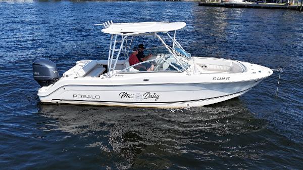 2015 Robalo R247 Dual Console