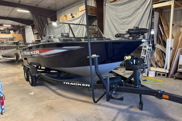 Tracker TARGA V18WT 2025 Tracker TARGA V18WT boat in a garage, on a trailer, ready for transport.