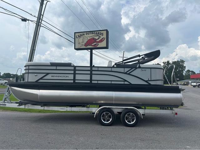 Bennington 22 Stern Radius