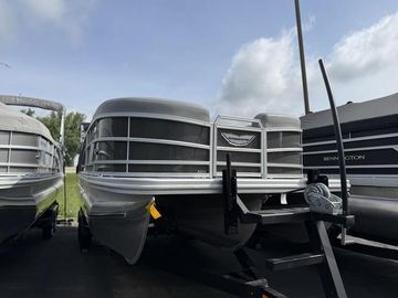 2025 Bennington M Quad Bench 22 MFB Tritoon