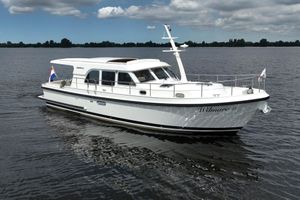Linssen Grand Sturdy 40.0 Sedan Linssen Grand Sturdy 40.0 Sedan 2019 yacht on calm water under cloudy sky.