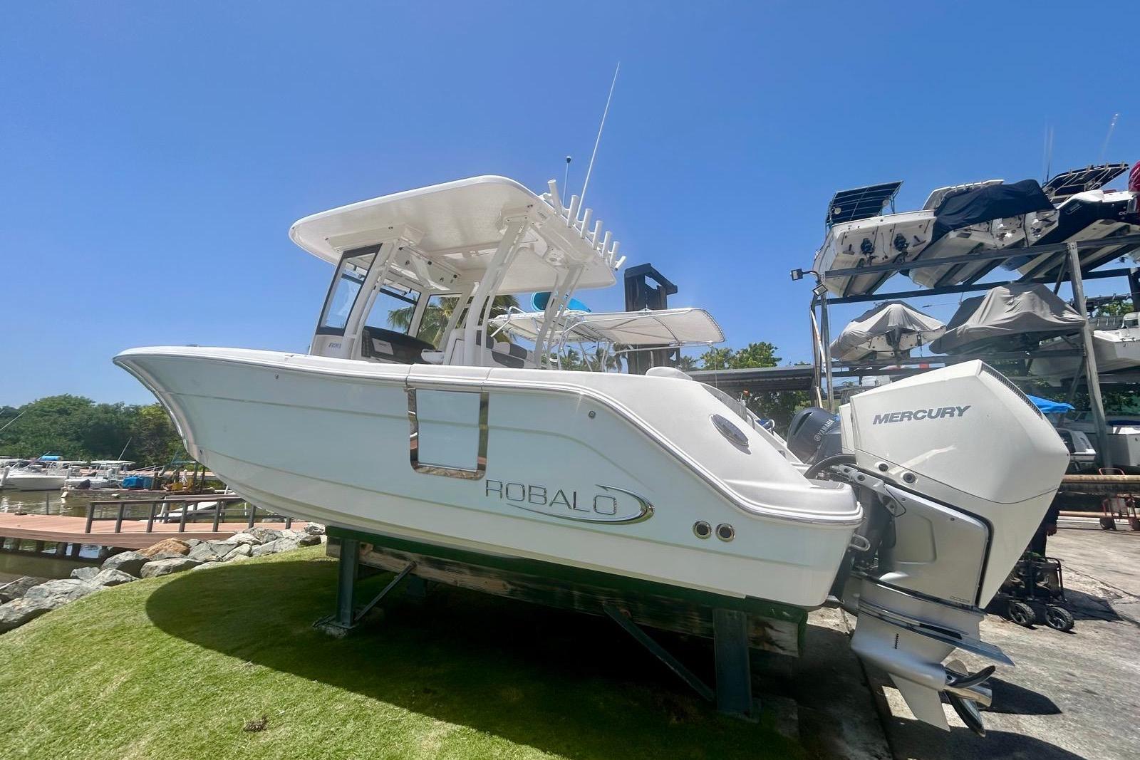 2021 Robalo R302 Center Console